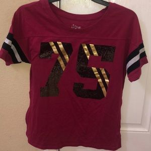 maroon tee